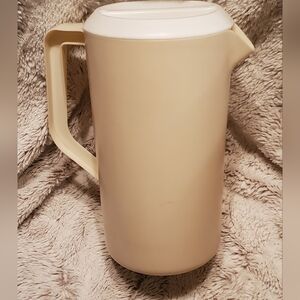 VINTAGE 1971 RUBBERMAID 2 1/4 QUART ALMOND PITCHER W/WHITE LID #2129